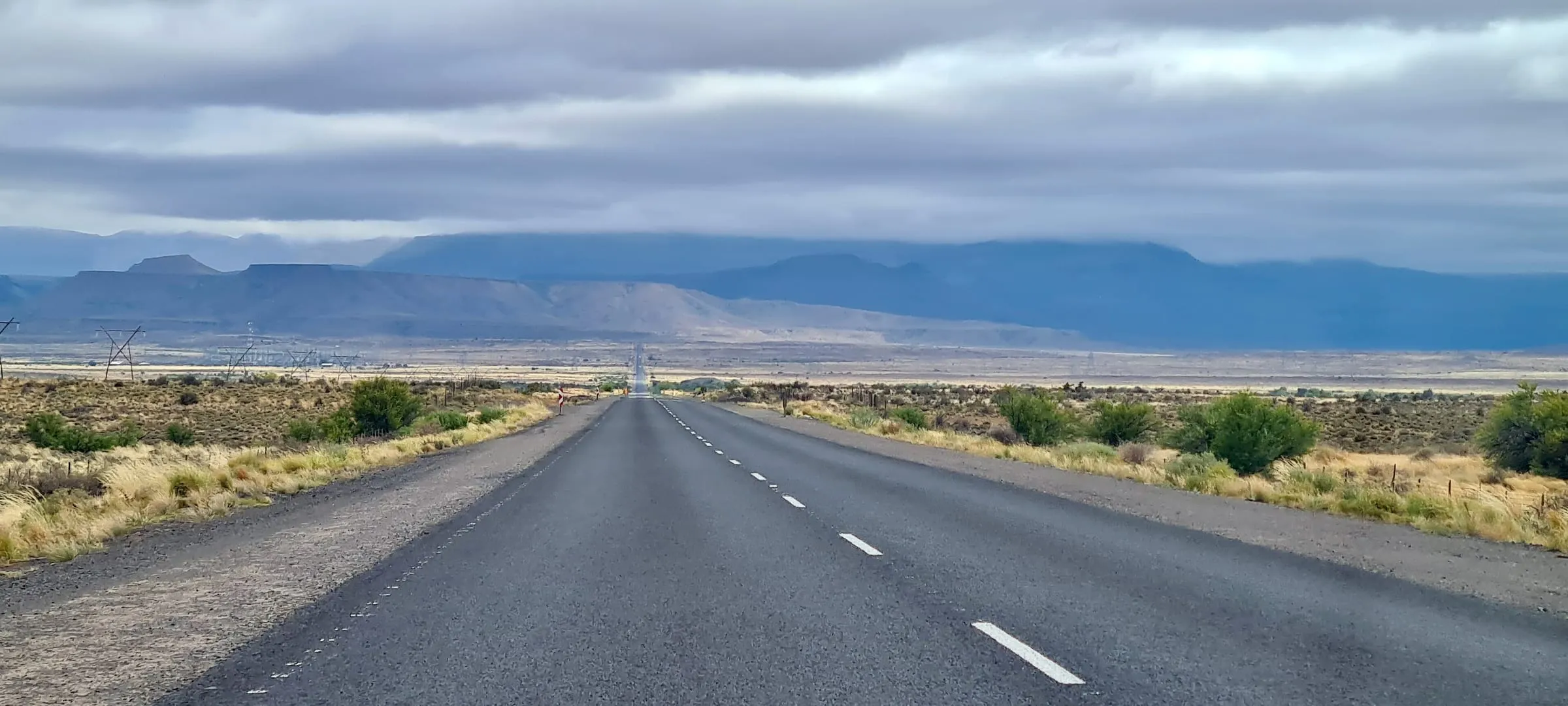 The long, straight N12 road south of Beaufort West
